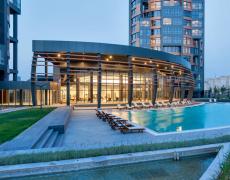 مجمع في الجانب الاوروبي من اسطنبول لديه رؤية بانورامية على البحر والبحيرة.